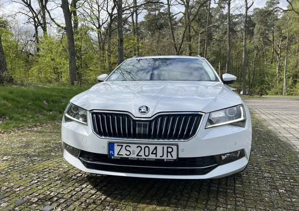 samochody osobowe Skoda Superb cena 87900 przebieg: 88200, rok produkcji 2018 z Szczecin